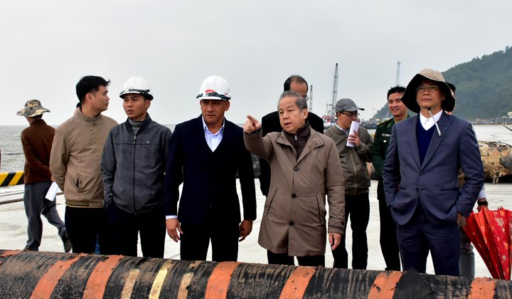 Ông Thọ kiểm tra tại các bến số 2 và số 3 cảng Chân Mây.