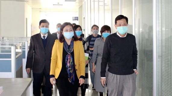  Trưởng ban Dân vận Thành ủy Nguyễn Thị Tuyến kiểm tra công tác phòng, chống dịch bệnh nCoV tại Công ty Young Fast Việt Nam (Khu Công nghiệp Thạch Thất – Quốc Oai).