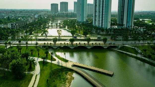 Cầu Chử Đồng Tử nối khu chung cư Aqua Bay và phân khu Thảo Nguyên.