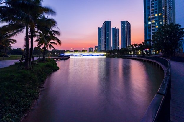 Cầu Chử Đồng Tử khi về đêm.