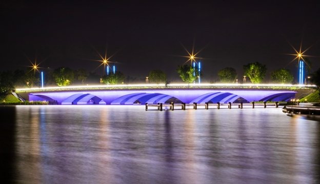 Cầu Thủy Tiên lúc lên đèn