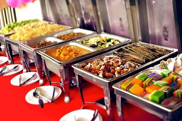 quy-trinh-phuc-vu-buffet-nhan-vien-nha-hang-can-biet-01