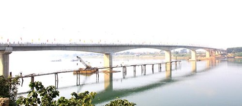 Ông Dương Mạnh Tuấn – Giám đốc công ty cổ phần đầu tư Thăng Long Phú Thọ trao quà cho đại diện các hộ nghèo xã Đồng Trung (Thanh Thủy – Phú Thọ) dịp tết Canh Tý 2020.