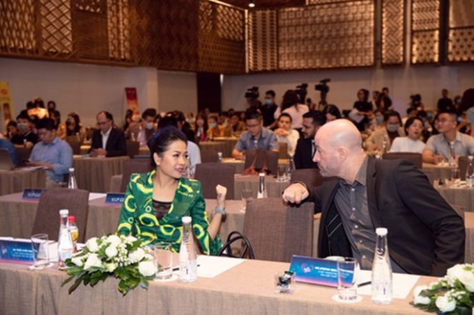 Yeah1 là một kênh giúp Tân Hiệp Phát có thể tiếp cận sâu với giới trẻ và triển khai các chương trình marketing đột phát. Trong ảnh: Bà Trần Uyên Phương, Phó Tổng Giám đốc Tân Hiệp Phát trao đổi với ông Stefan Reicherstorfer, Giám đốc Marketing của tập đoàn