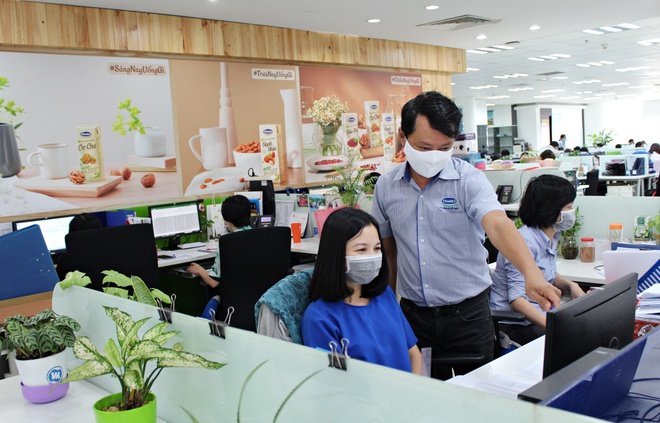 Mỗi nhân viên Vinamilk đều đồng hành trong việc đẩy lùi Covid-19.