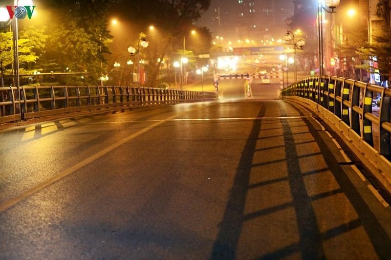 Đường Ngô Quyền qua khách sạn Metropole im ắng lạ thường. (Nguồn ảnh: VOV)