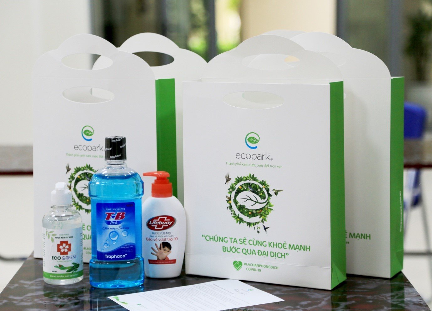 Những món quà với lời nhắn nhủ “Chúng ta sẽ cùng khỏe mạnh bước qua dịch bệnh” được gửi tới cho cư dân.