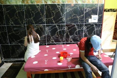 Một trong số 2 nhân viên nữ massage kích dục cho khách nam tại cơ sở massage Relax One.