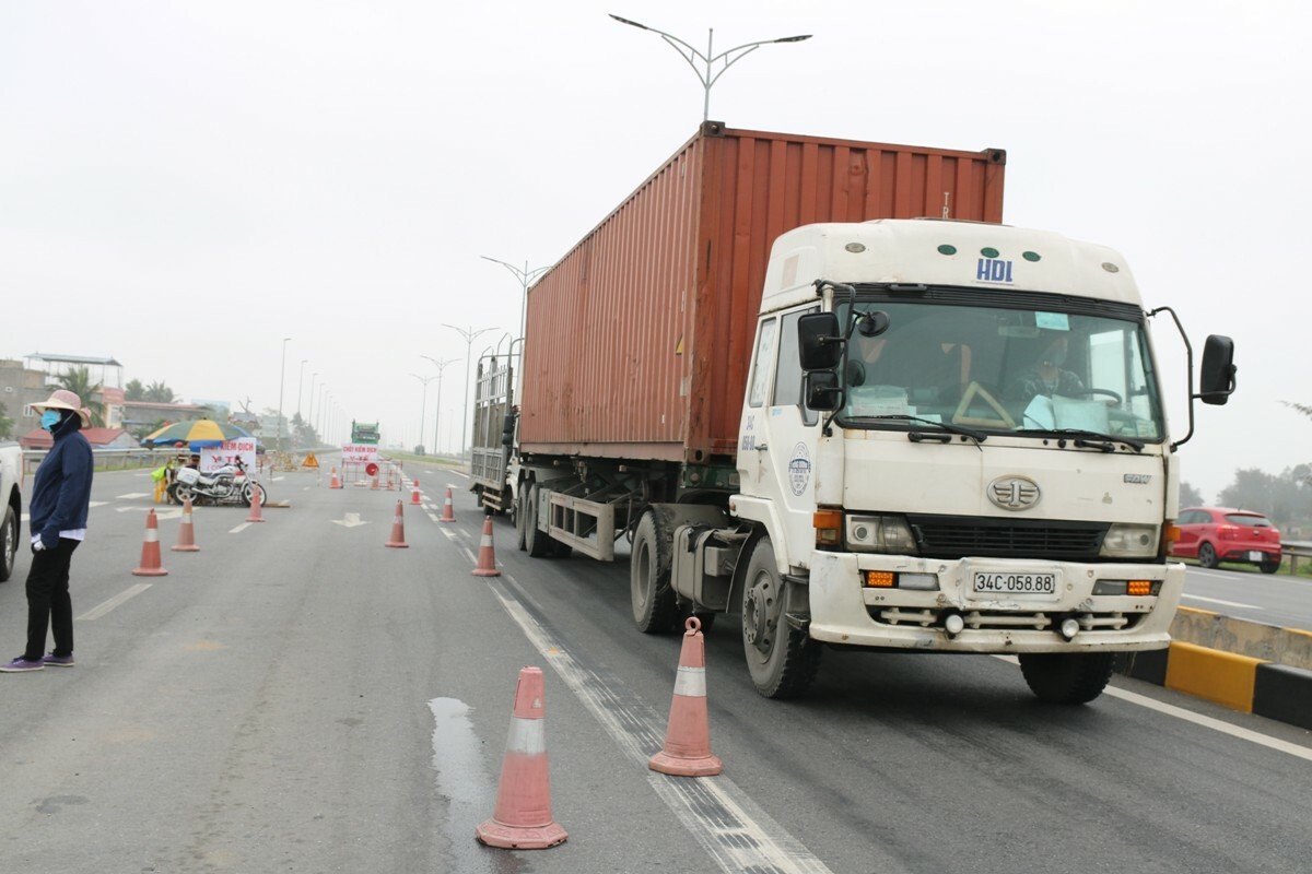 Vì sao Hải Phòng, Quảng Ninh chặn xe tỉnh khác ra vào?
