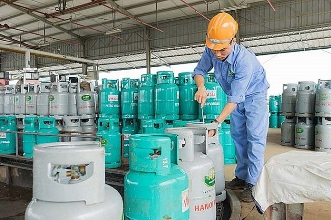 Theo đó, giá gas của các thương hiệu trên bán đến tay người tiêu dùng không quá 301.000 đồng/bình 12kg; 1,128 triệu đồng/bình 45kg; 1,254 triệu đồng/bình 50kg.