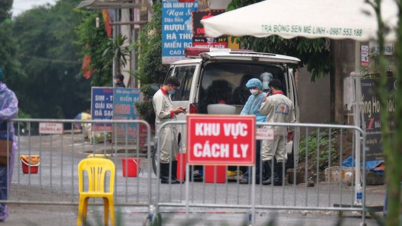 Sau khi phát hiện ca mắc COVID-19 thứ 243 ở xã Mê Linh, UBND huyện Mê Linh đã quyết định cách ly toàn bộ thôn Bàng, nơi bệnh nhân này sinh sống - Ảnh: Xuân Thành/ Tuổi Trẻ