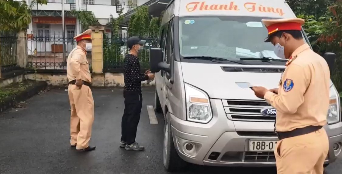 Lái xe khách ‘bịa chuyện’ chở người đi đám ma để tránh việc bị xử lý