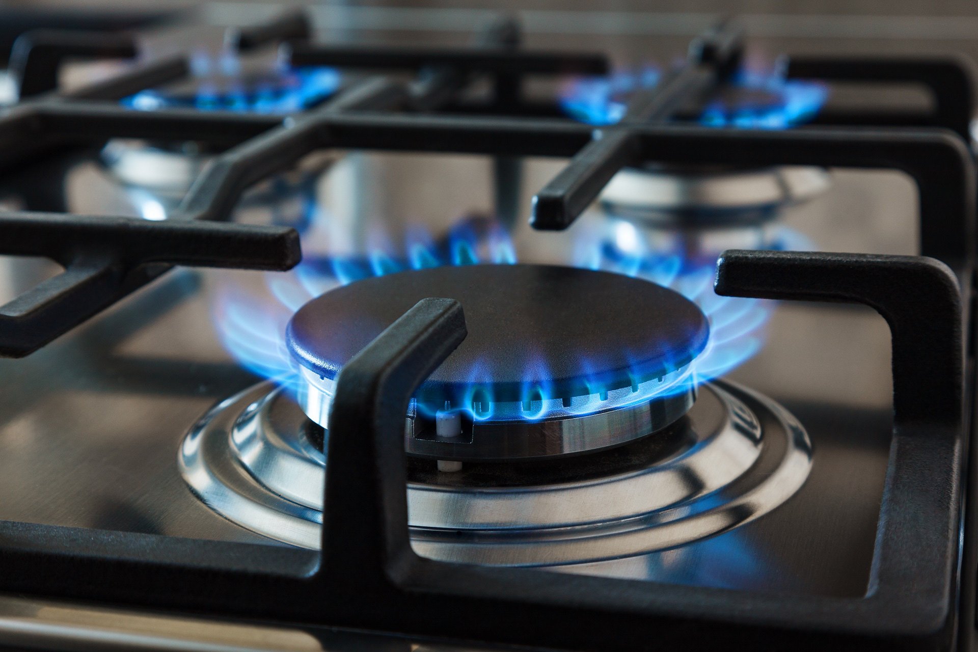 Trong tháng 2 và tháng 3, giá bán lẻ gas cũng giảm với tổng 2 lần giảm 39.000 đồng/bình 12kg, thêm lần này, tổng 3 lần giảm liên tiếp là 108.000 đồng/bình 12kg.