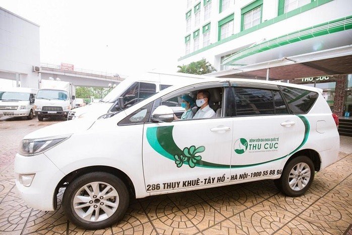 Bệnh viện Thu Cúc bố trí xe đưa đón mẹ bầu trong trường hợp không có xe đi lại. Xe được khử khuẩn sau mỗi lượt đón mẹ bầu.