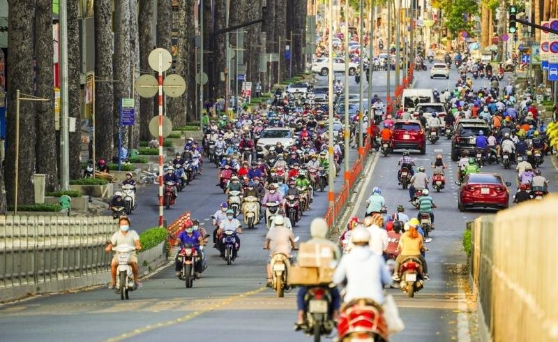 Người dân TP.HCM đổ ra đường giữa mùa dịch