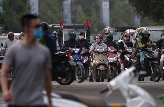 Cảnh người dân chen chúc đợi đèn đỏ ở ngã tư Nguyễn Chí Thanh - Đường Láng.
