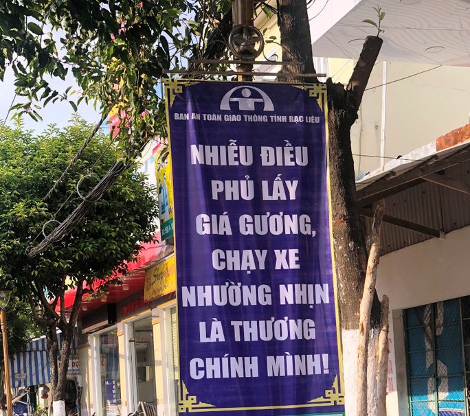 Cùng là băng rôn do Ban An toàn giao thông tỉnh Bạc Liêu treo nhưng có băng rôn sai chính tả.