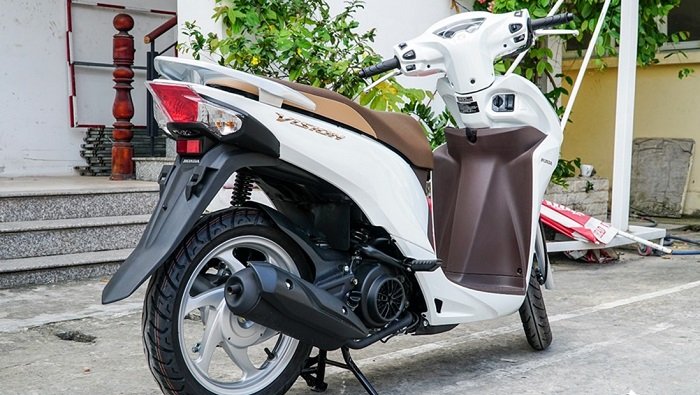 Giá xe Vision so với đói thủ Yamaha Janus gần như tương nhưng nhưng Vision bị các đại lý bán chênh cao hơn khá nhiều