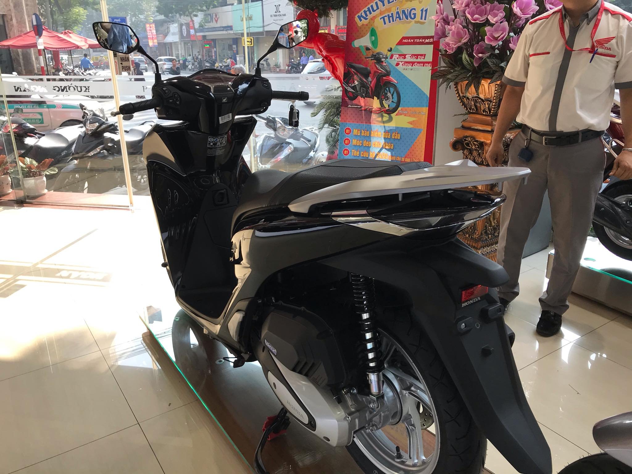 Với độ HOT trên thị trường nên nhà sản xuất còn niêm yết giá bán Honda SH 2020 theo màu xe.