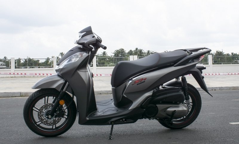 Điểm khác biệt về giá xe SH 300i 2020 nhập khẩu từ Ý và giá xe SH trong nước chính là việc giá xe SH 300i nhập khẩu giá bán sát giá đề xuất, không hiện tượng đội giá như giá xe SH sản xuất trong nước.