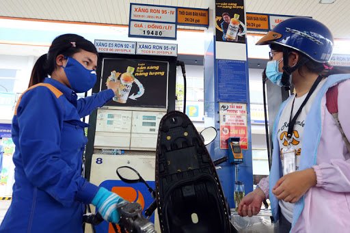 Giá dầu thấp kỉ lục, dự báo giá xăng dầu trong nước thời gian tới giảm sâu.