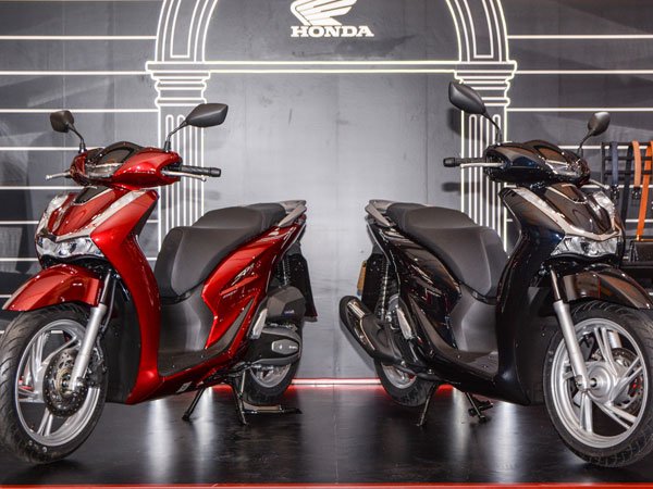 Điểm nổi bật trên SH 2020 là cụm đồng hồ dạng cơ quen thuộc đã được thay đổi thành dạng màn hình kỹ thuật số hoàn toàn dạng âm bản.