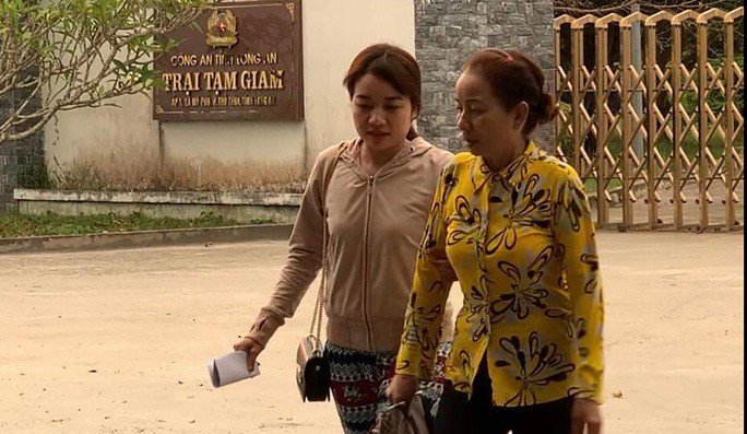 Bà Nguyễn Thị Loan, mẹ của tử tù Hồ Duy Hải (bìa phải), đi nhiều nơi kêu oan cho con suốt 12 năm qua. Ảnh: LÊ PHONG