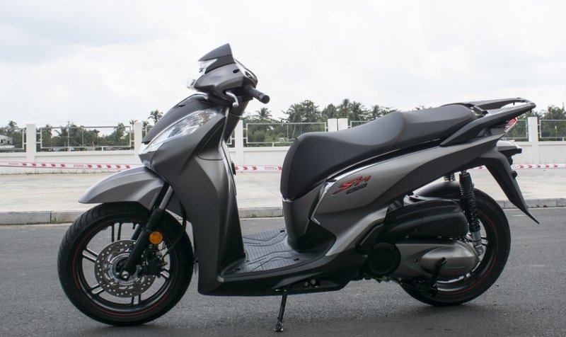 Xe tay ga Honda SH300i vừa có phiên bản mới trở thành mẫu xe máy Honda đầu tiên ở Việt Nam trang bị cảm biến nhiệt độ ngoài trời như trên ôtô.