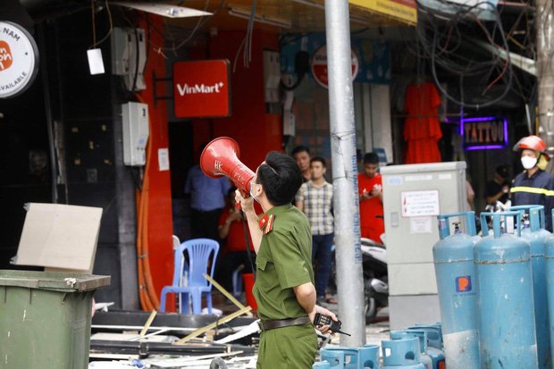 Ngay sau khi xảy ra vụ việc, chỉ huy CAQ Hoàn Kiếm đã có mặt tại hiện trường chỉ đạo công tác tìm kiếm, cứu nạn.