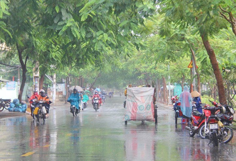 Tại TP HCM, nền nhiệt cao nhất tại khu vực trong những ngày tới chỉ duy trì ở mức 25-32 độ C, không quá nóng bức. Người dân cần chú ý mang theo dù, áo mưa khi ra đường đề phòng những cơn mưa bất chợt.