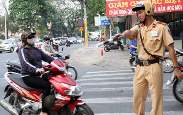Từ ngày 15/5, cảnh sát giao thông dừng xe kiểm soát ngay cả khi không có lỗi. Ảnh: Duy Anh