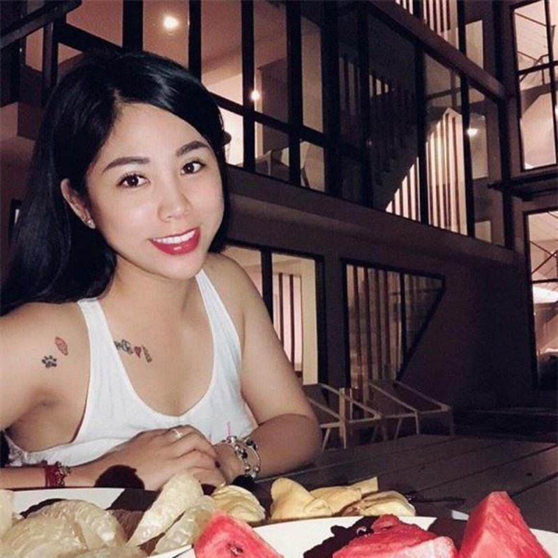 Với vẻ ngoài xinh đẹp, nữ cơ phó Hồng Hạnh nhanh chóng thu hút sự chú ý của cộng đồng mạng khi những bức ảnh của cô được chia sẻ. Chẳng ai nghĩ rằng, 