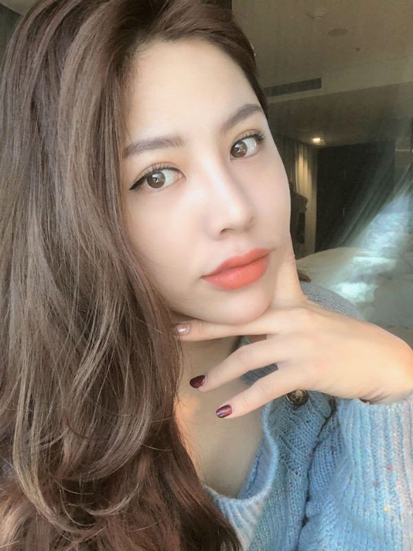 Hiện tại vị trí của Hồng Hạnh là cơ phó. Nhiều ngày trong tháng, cô có thể bay tới 4 chặng một ngày. Công việc vất vả nhưng đem lại hạnh phúc vì được làm điều mình yêu thích.