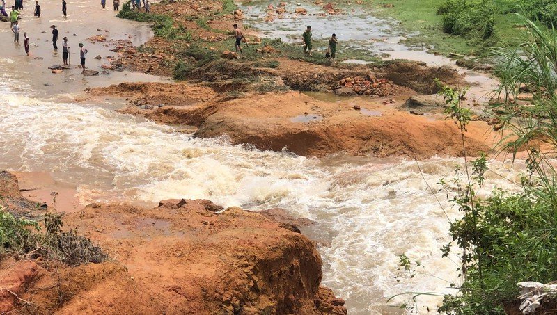 Chiều dài đoạn đập bị vỡ khoảng 5m, lượng nước lớn ồ ạt tràn xuống hạ du.