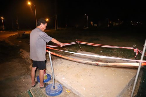 Hố ga nơi cháu bé rơi xuống tử vong không có rào chắn hay cảnh báo gì.