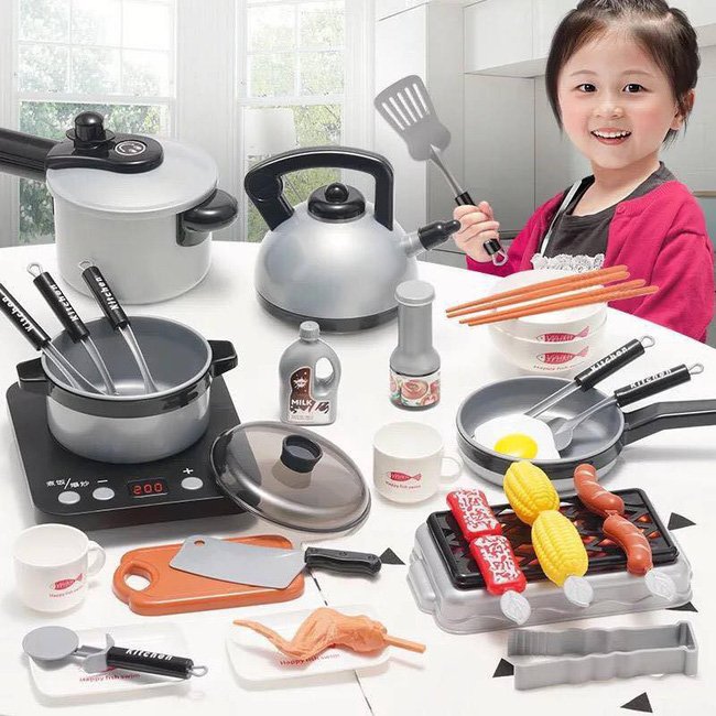 Bộ đồ nấu ăn là gọi ý quà 1/6 cho bé từ 1-3 tuổi.
