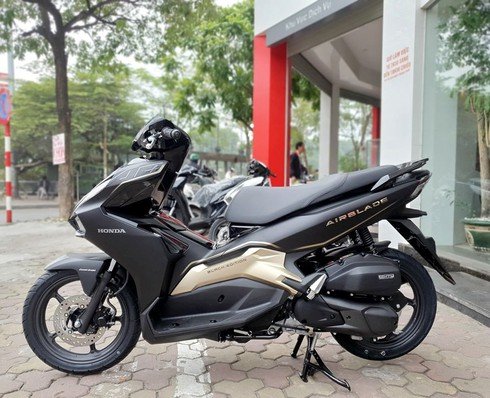 Honda Air Blade 2020 đã có sự thay đổi về thiết kế với dải định vị LED vuốt ngược lên trên tương tự mẫu Winner X ra mắt cách đây không lâu.