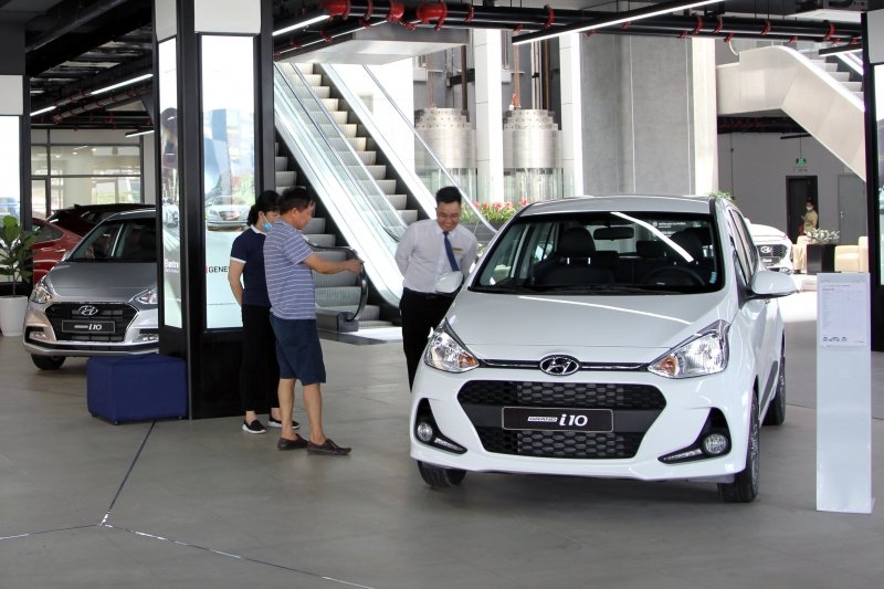 Kì vọng của người dân khi mua xe ô tô mới giảm bớt chi phí bị dội “gáo nước lạnh”, bởi nhiều đại lý giảm mức khuyến mại, cắt bớt quà tặng khiến một số mẫu ô tô tăng giá