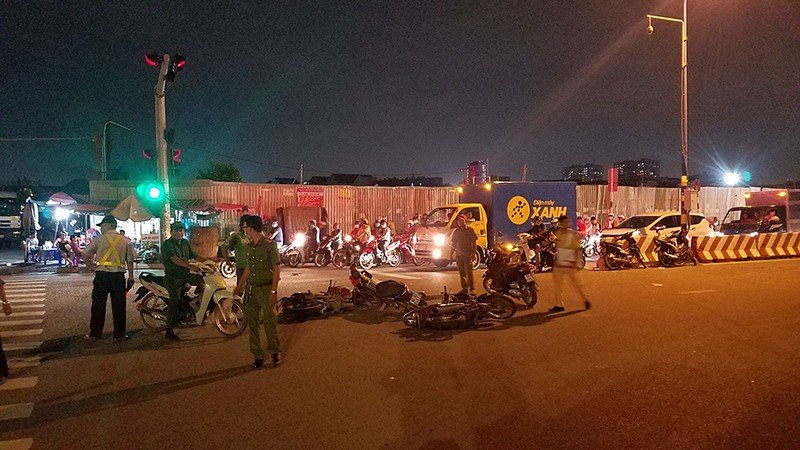 Chiếc ô tô tông trúng nhiều phương tiện rồi lao thẳng vào hàng rào bên đường. Ảnh: HT