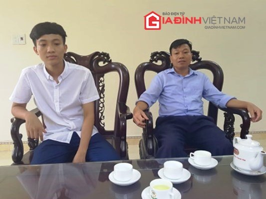 Ông Nguyễn Hữu Tuân - chủ tịch xã Giai Phạm (bên phải) và ông Nguyễn Thế Huy (trái) cán bộ địa chính xã.