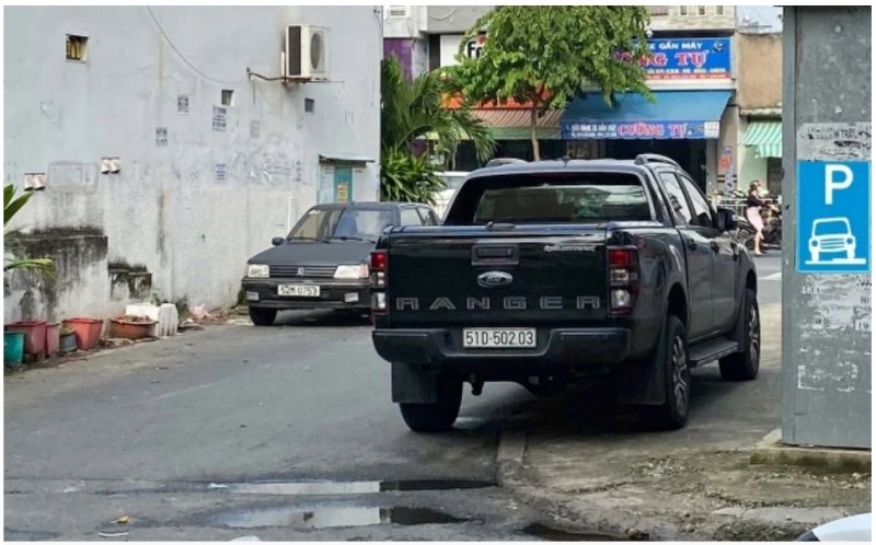 Ô tô phải đỗ 1/2 thân xe lên vỉa hè ở một số khu vực