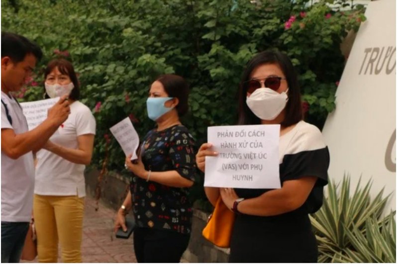 Phụ huynh muốn đối thoại với nhà trường nhưng sáng nay không được gặp người đại diện. Ảnh: Tuổi trẻ