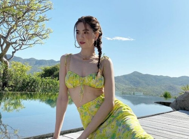 Tuy nhiên, trong số những hình ảnh được chia sẻ Ngọc Trinh đã bị cư dân mạng tinh ý phát hiện để lộ khuyết điểm một bên eo nhăn nhúm khi ngồi. Dù chỉ là chi tiết rất nhỏ nhưng cũng khiến bức ảnh của 