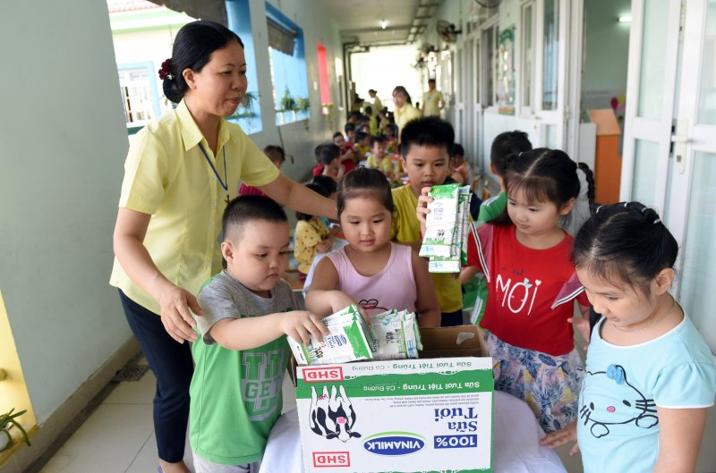Gấp gọn vỏ hộp sữa và đặt đúng nơi quy định sau khi uống sữa cũng là một kỹ năng sống cho trẻ và là mục tiêu bảo vệ môi trường mà Vinamilk và chương trình SHĐ hướng đến