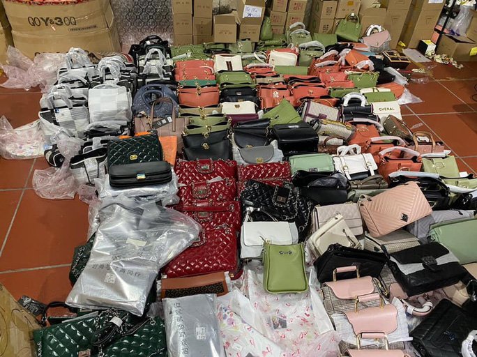 Hàng hóa tại kho chủ yếu là: Giầy dép, kính mắt, đồng hồ, hàng tiêu dùng, mỹ phẩm... nhập lậu hoặc có dấu hiệu giả mạo các nhãn hiệu nổi tiếng thế giới như LV, Gucci, Chanel, Adidas...