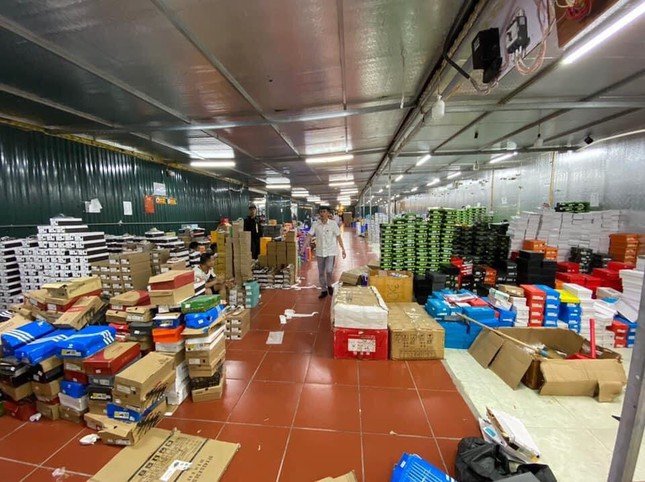Tiếp đó các đơn hàng sẽ được đóng gói cẩn thận để gửi đi khắp cả nước thông qua các hãng chuyển phát lớn như Viettel Post, đồng nghĩa với việc hàng trăm nghìn sản phẩm hàng giả, hàng lậu được đưa ra thị trường một cách trót lọt trong suốt 2 năm qua.