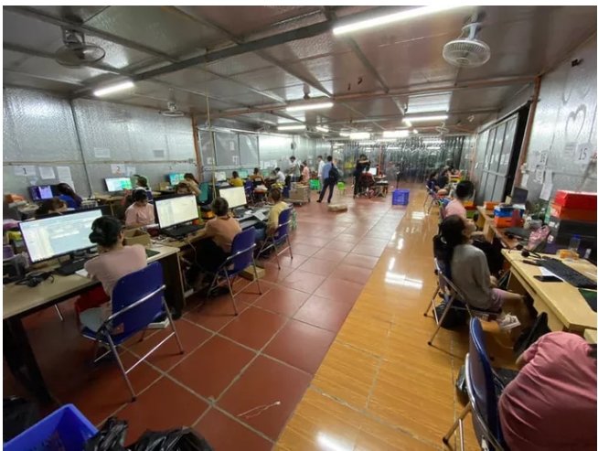 Sau khi livestream, các đơn hàng do khách đặt sẽ được hơn 40 nhân viên ngồi máy tính chốt đơn bằng phần mềm cực kỳ chuyên nghiệp, quản lý tập trung.