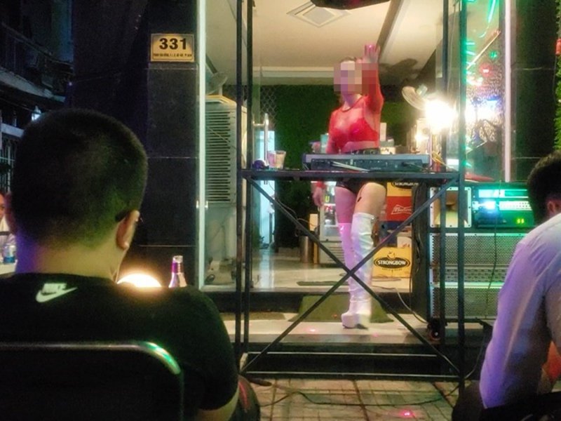 Tại một dãy khoảng năm quán beer liên tiếp nhau ở gần số 330 Phạm Văn Đồng cũng tra tấn người dân bằng những âm thanh ồn ã. Cowboy Beer 24/24 còn có màn phun ra từng đợt khói trắng ngập khắp khu vực.