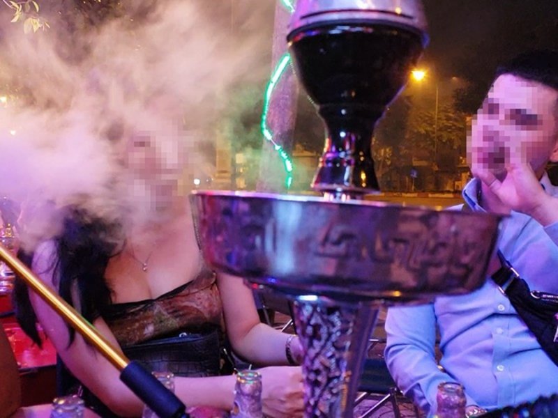Giới trẻ chìm đắm trong làn khói shisha tại một quán bar club trên đường Phạm Văn Đồng. Ảnh: TỰ SANG