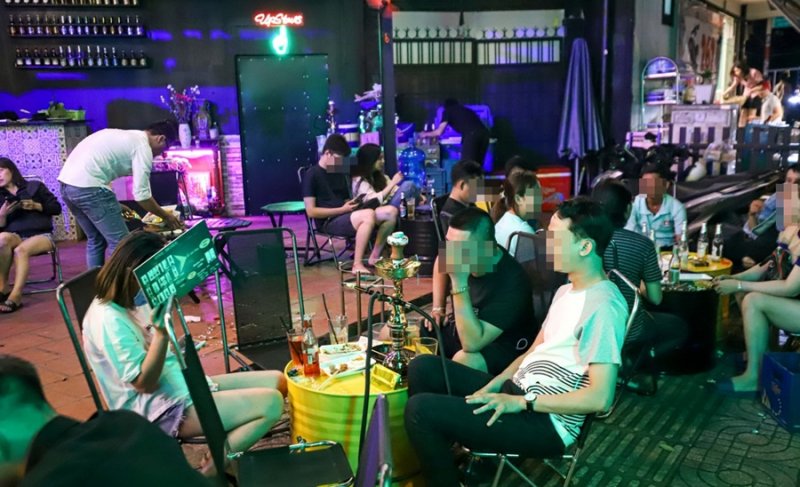Các quán này có DJ phối nhạc, mở âm thanh đinh tai nhức óc thâu đêm, lấn chiếm vỉa hè, tràn ra đường bắt khách gây mất trật tự nhưng suốt thời gian dài không bị cơ quan chức năng xử lý.